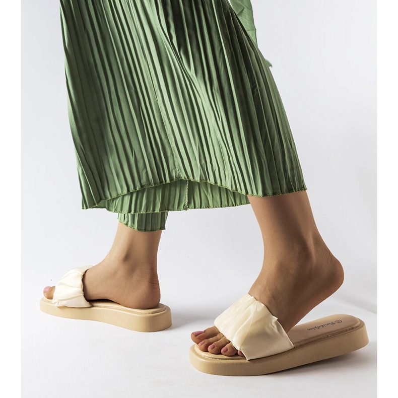 Clase bej decorate cu volane din Boulevard alb 1