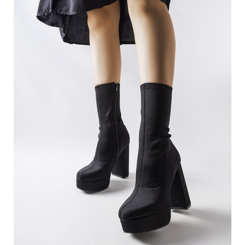 Cizme negre din satin pe un post masiv de la Glus negru 1