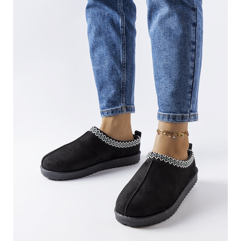 Papuci izolati negri decorati cu broderie Dudi negru 1