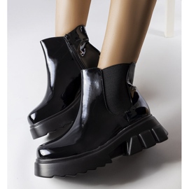 Cizme izolate lacuite negru de la Delit 1 Cizme izolate lacuite negru de la Delit 1