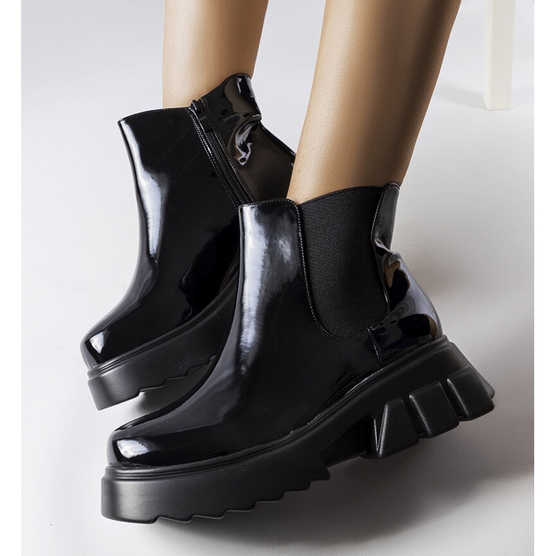 Cizme izolate lacuite negru de la Delit 1 Cizme izolate lacuite negru de la Delit 1