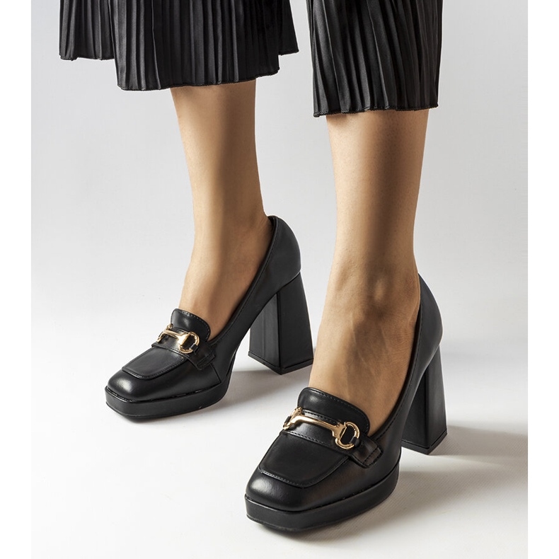 Pompe negre pe un bloc geometric de la Blaiss negru 1