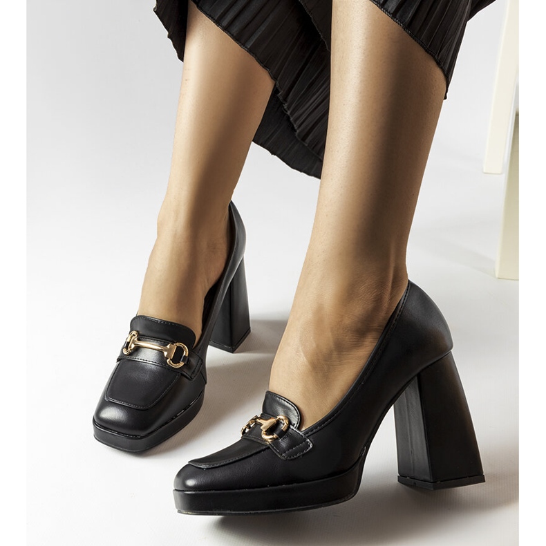 Pompe negre pe un bloc geometric de la Blaiss negru 2