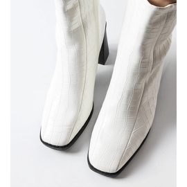 Botine albe cu imitație de piele de crocodil de la Belluci 1