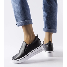 Inna Tenisi negri Dionisia cu pană negru 1