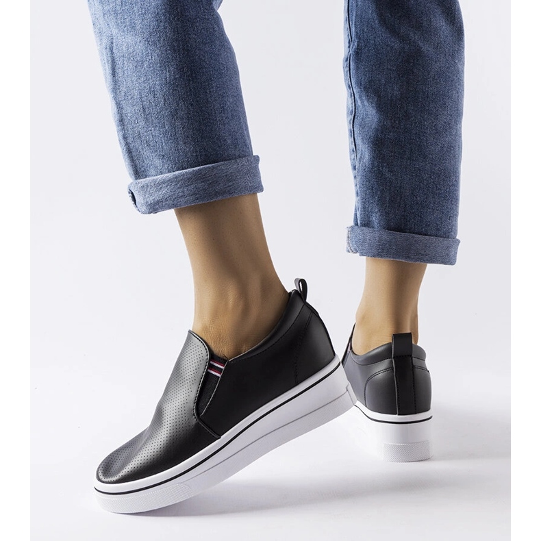 Inna Tenisi negri Dionisia cu pană negru 1