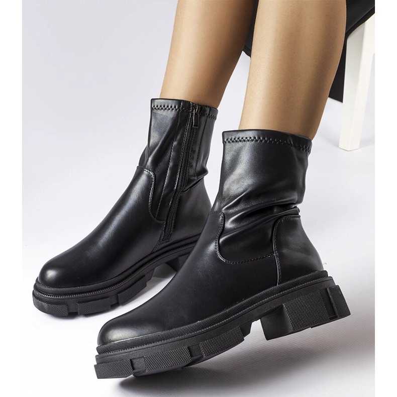 Cizme izolate negre de la Helvi negru 1