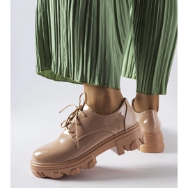 Pantofi bej din piele lacuita Kelly 1