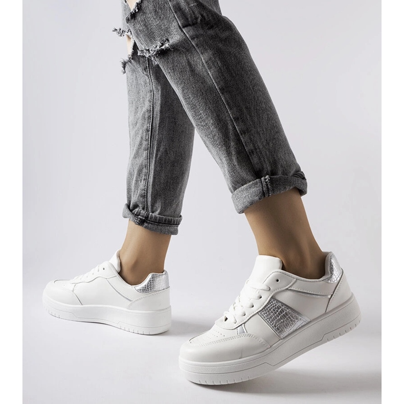 Tenisi sport albi și argintii din Parma 1 Tenisi sport albi și argintii din Parma 1