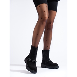 Muncitoare de pe platforma Shelovet cu un lanț negru 1