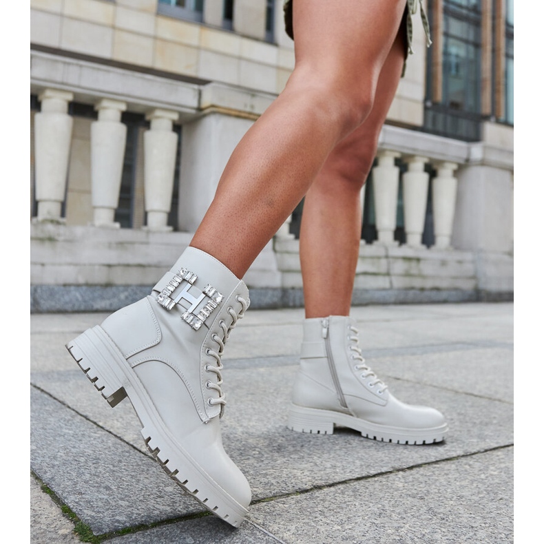 Inna Pălării muncitorești bej cu zirconi decorativi Guevara 1 Inna Pălării muncitorești bej cu zirconi decorativi Guevara 1