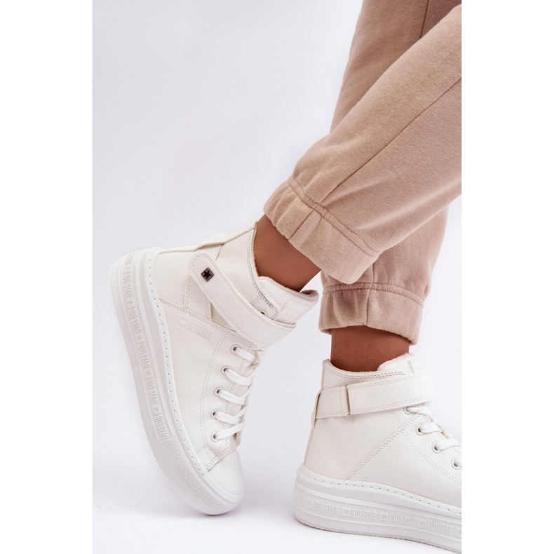 Pantofi de damă izolați pe platforma Big Star, alb MM274006 1 Pantofi de damă izolați pe platforma Big Star, alb MM274006 1