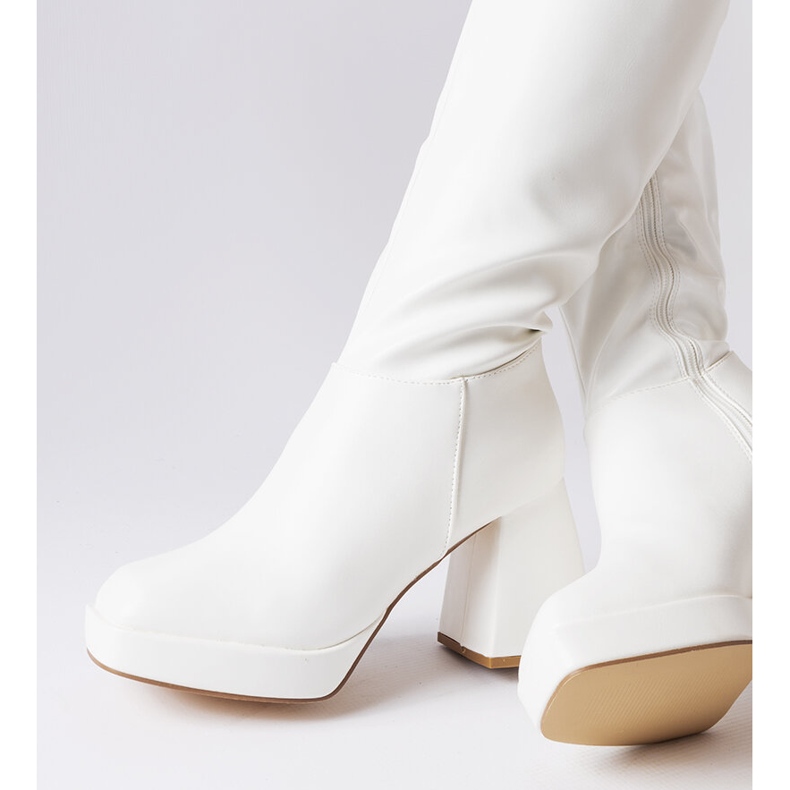 Cizme albe pe un post masiv de la Villanova 1