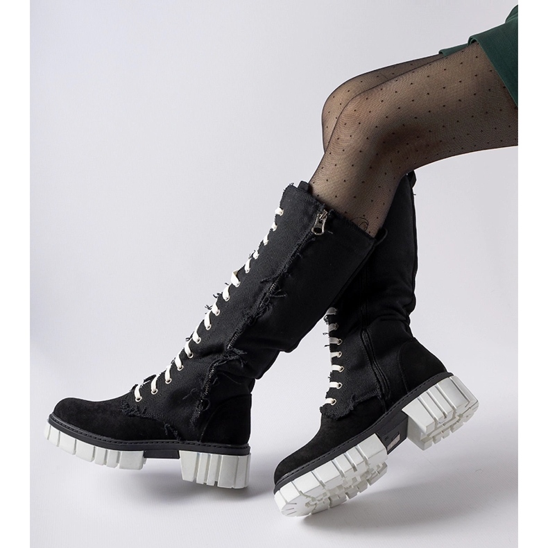 Cizme Palmer izolate din material negru 1