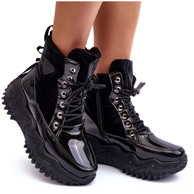 Botine izolate pe o platformă masivă, negre negru 3