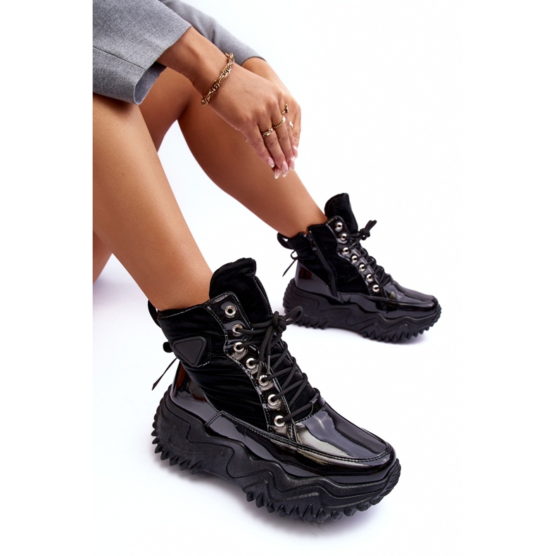 Botine izolate pe o platformă masivă, negre negru 1