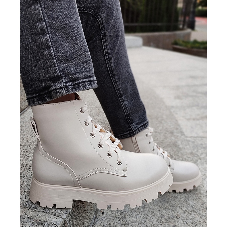 Cizme de damă bej cu șireturi 1