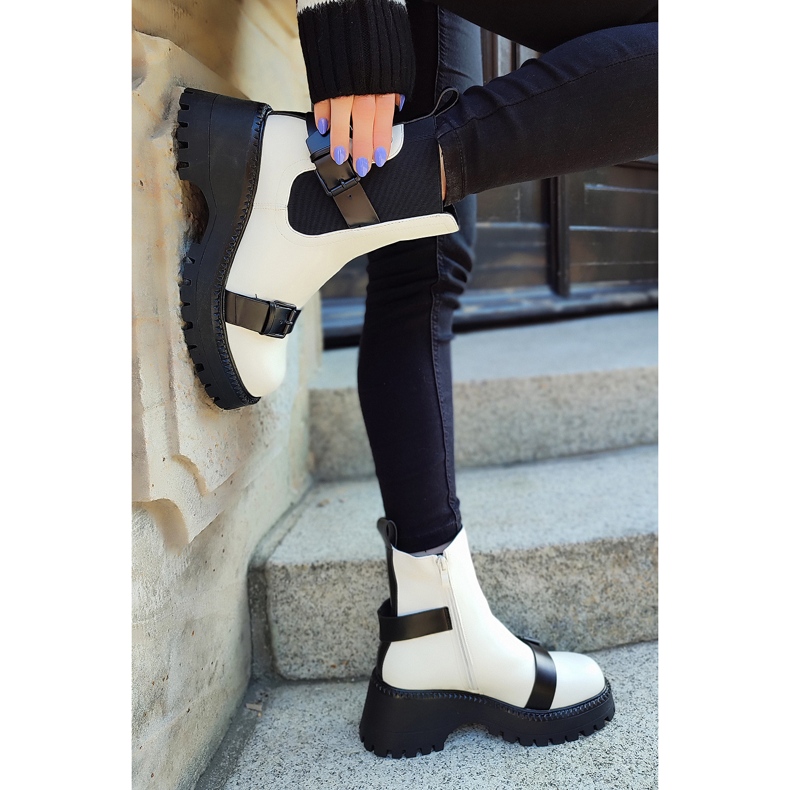 Genți de damă albe cu catarame 1 Genți de damă albe cu catarame 1