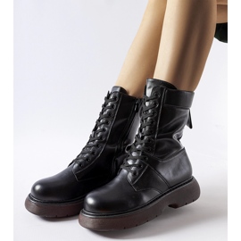 Cizme izolate negre cu talpa maro Beata negru 1