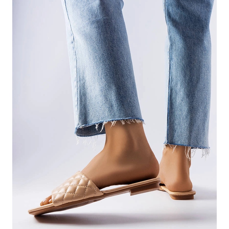 Flip-flops eleganti bej cu matlasare de la Labrie 1