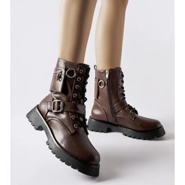 Muncitori izolați maro cu o geantă de la Manzoni 1