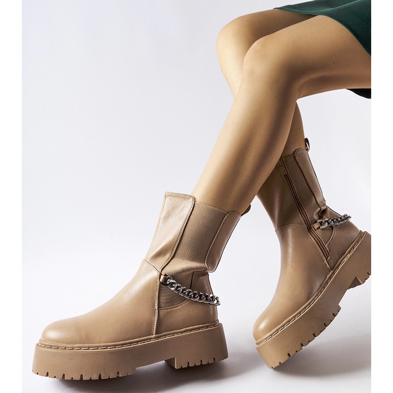 Botine bej decorate cu un lant Guglielmo 1