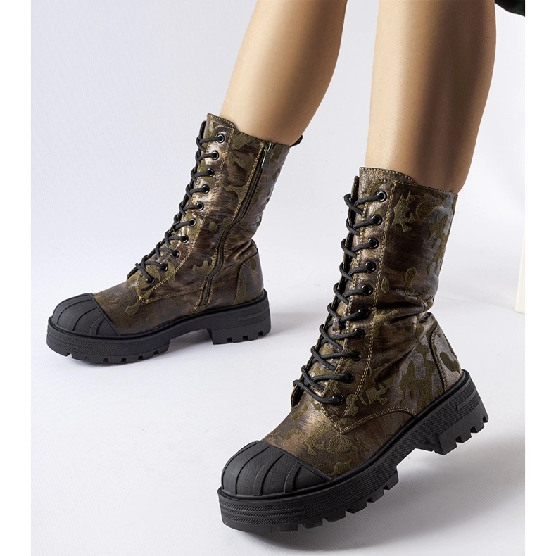 Muncitori de camuflaj Cardinale izolați cu verde 2