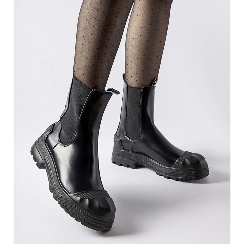 Botine albaneze negre, izolate, masive negru 1