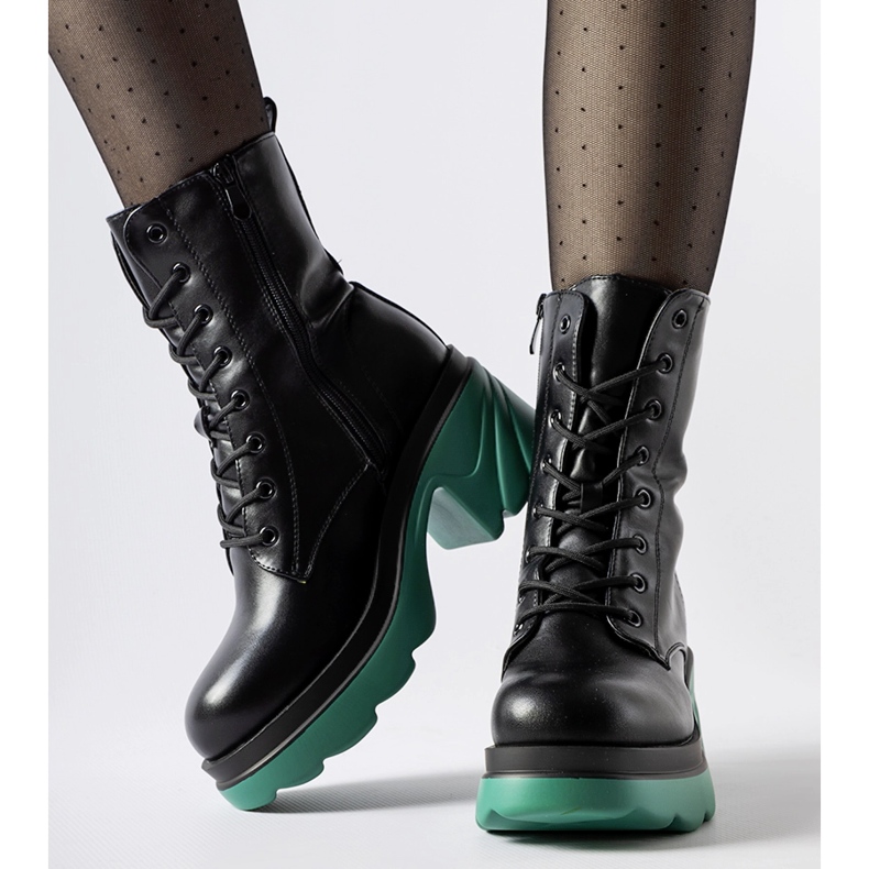 Muncitori cu izolație neagră pe un stâlp nautic Costa negru 1