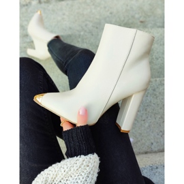 Cizme de dama de culoare bej cu crapa decorativa 2