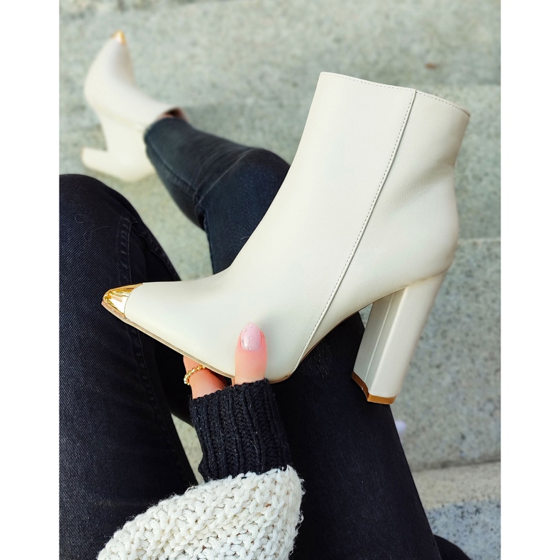 Cizme de dama de culoare bej cu crapa decorativa 2