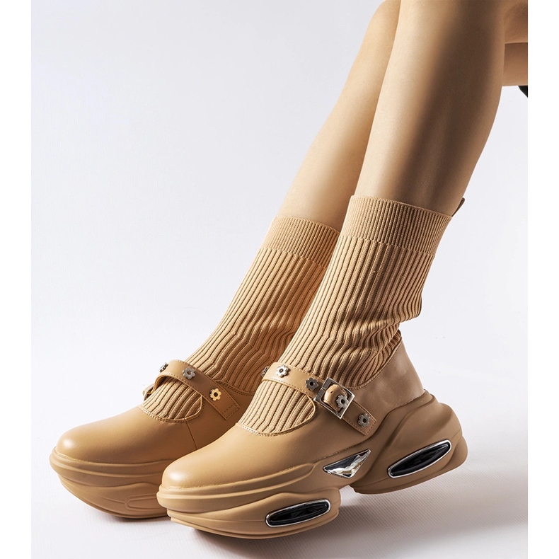 Botine bej cu partea superioară a șosetei de Ivana 1