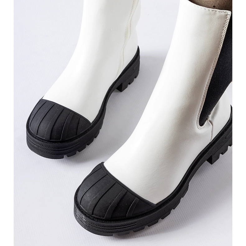 Cizme albe clasice izolate Porcigatone 1