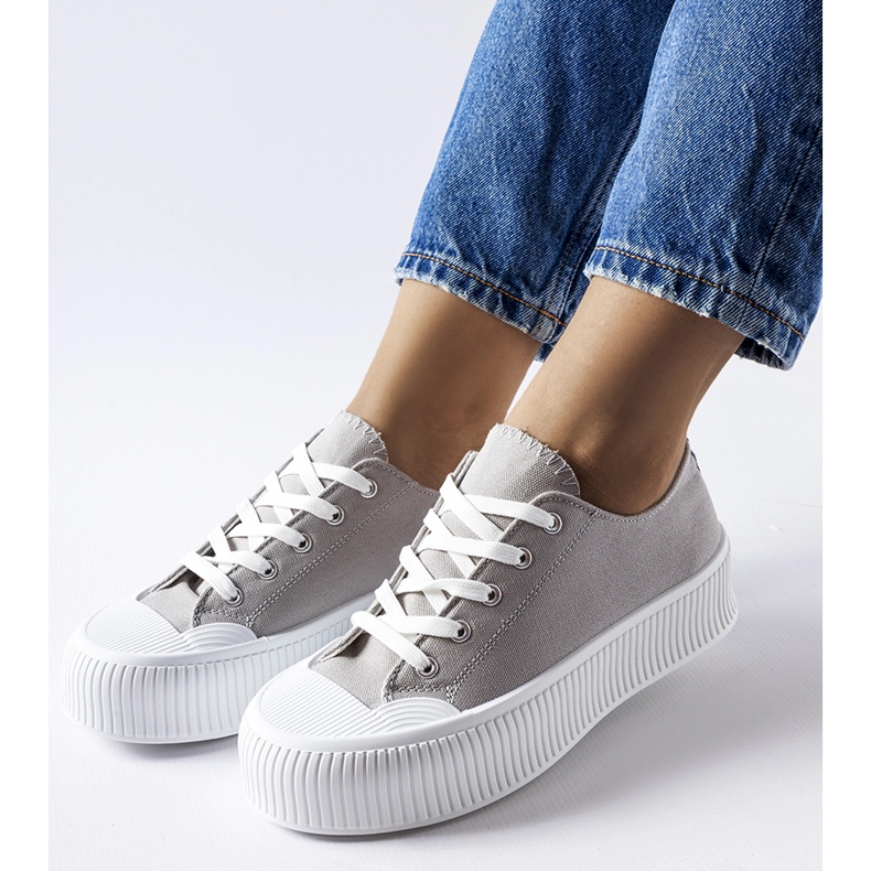 Adidași gri pe o platformă groasă Fortunata 1