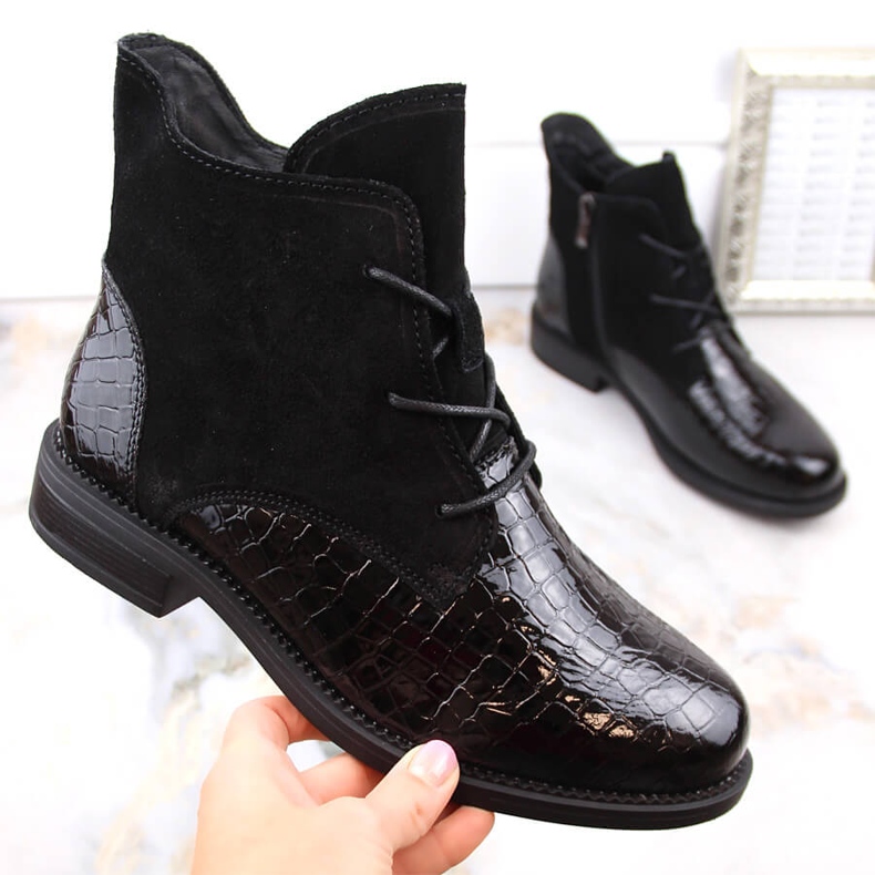 Cizme negre izolate din piele lacuita din piele intoarsa T.Sokolski 722 negru 1 Cizme negre izolate din piele lacuita din piele intoarsa T.Sokolski 722 negru 1