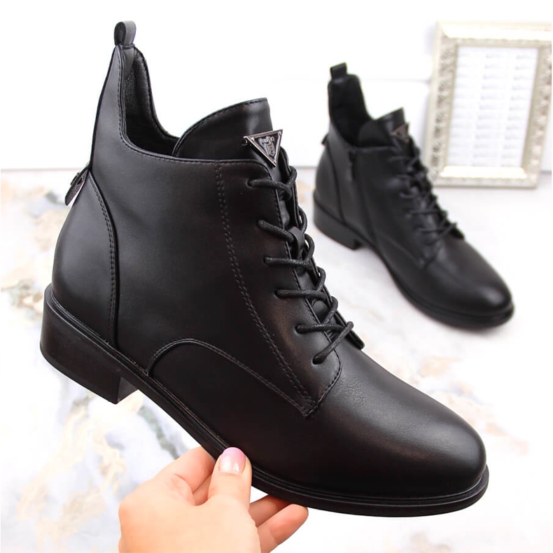 Botine izolate negre cu toc plat de la Filippo DBT4822 negru 1