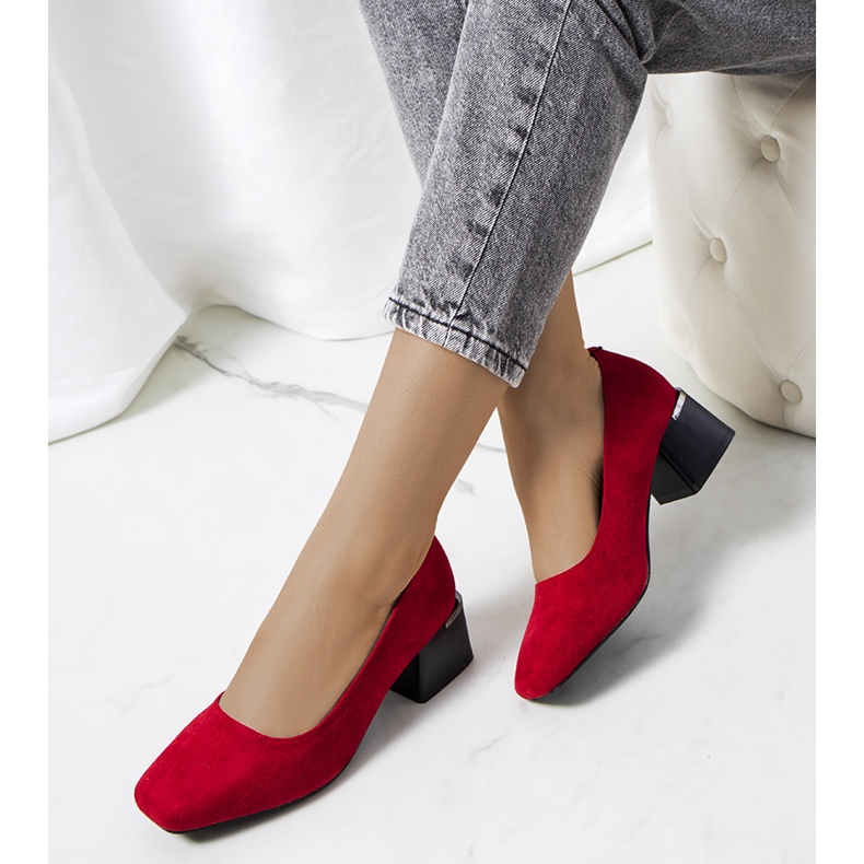 Pompe roșii pe postul Bloor roșu 1