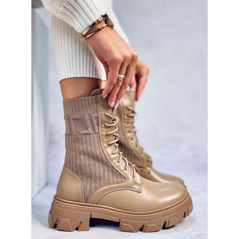 Lucrătorii cu un Calling Khaki întinde partea superioară bej 1