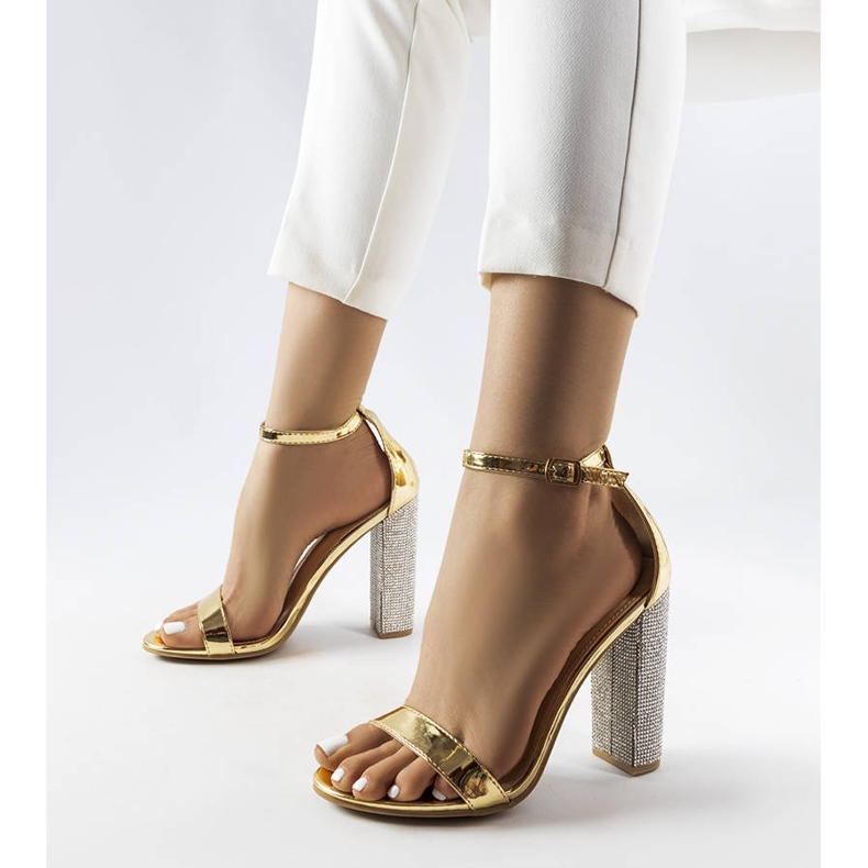 Sandale aurii pe un stâlp decorativ Rette de aur 1