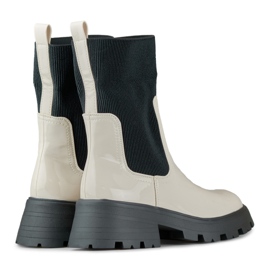 Lucrători din piele lăcuită bej, cu căptușeală flexibilă 1 Lucrători din piele lăcuită bej, cu căptușeală flexibilă 1