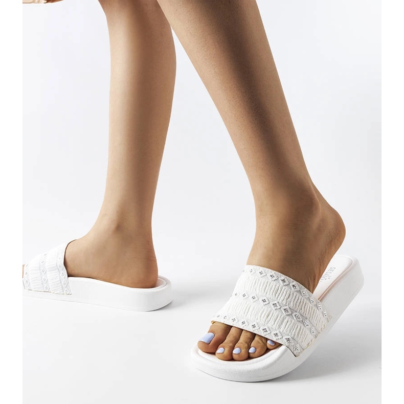 Glisoare albe decorate cu volane de Ernest 2