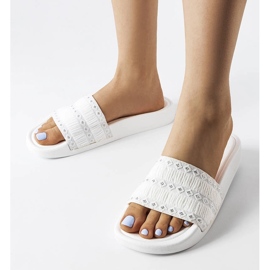 Glisoare albe decorate cu volane de Ernest 1