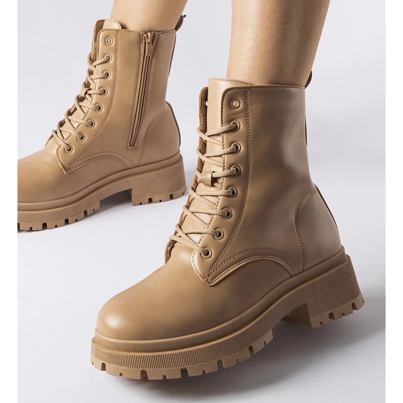 Muncitoare Chirico de femei izolate bej 1