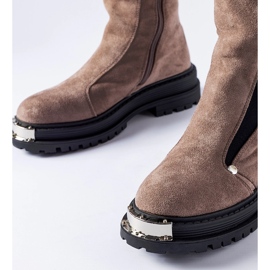 Botine izolate maro cu vârf decorativ Bologna 1 Botine izolate maro cu vârf decorativ Bologna 1