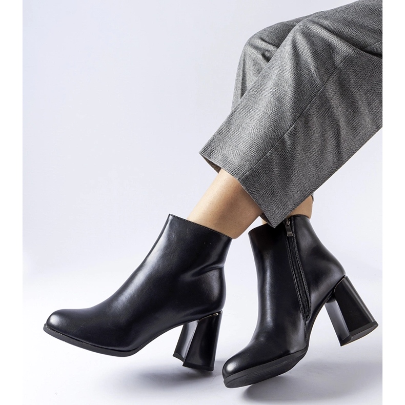 Botine izolate negre cu toc decorativ Clivi negru 1