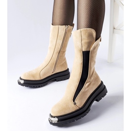Botine izolate bej cu vârf decorativ Bologna 1