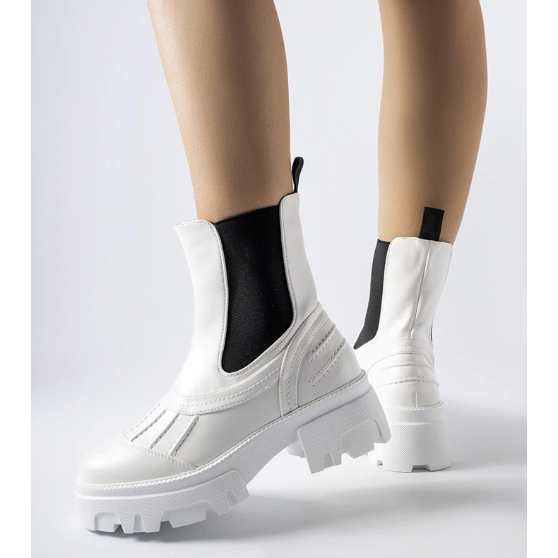 Muncitori albi izolați masiv Carruba 1