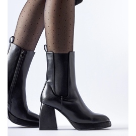 Botine negre izolate pe un toc Adamo masiv negru 2