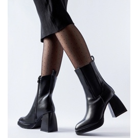 Botine negre izolate pe un toc Adamo masiv negru 3