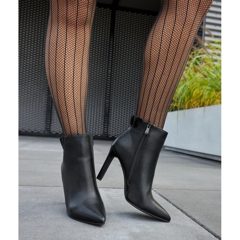 Botine negre cu volan pe un stiletto Roger negru 1